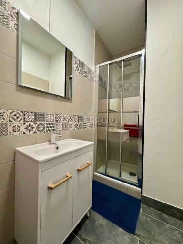une salle de bain avec un lavabo et une douche dans l'établissement L'escapade Angoumoisine, studio idéalement situé, à Angoulême