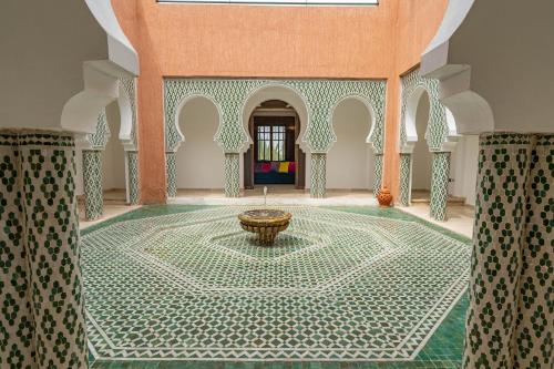 a room with a fountain in the middle of a building at Domaine Terra Cotta - Villa de luxe avec piscine sans vis-à-vis in Souk el Had