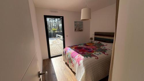 - une chambre avec un lit fleuri dans l'établissement La Gaboline villa 9p avec piscine, à Montalivet-les-Bains