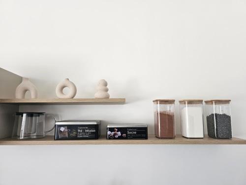 MagalasにあるBeautiful House, Villa, Pool VILLA AZURE PISCINEのスパイスの入ったガラス容器が3つ置かれた棚