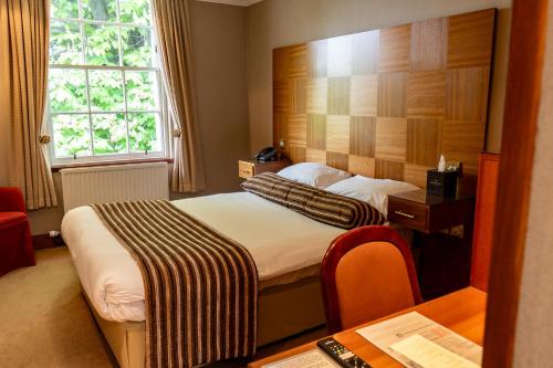 Postel nebo postele na pokoji v ubytování The Mansefield Hotel