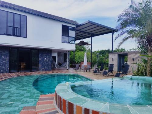 Bazén v ubytování Finca La Casa de Pablo nebo v jeho okolí