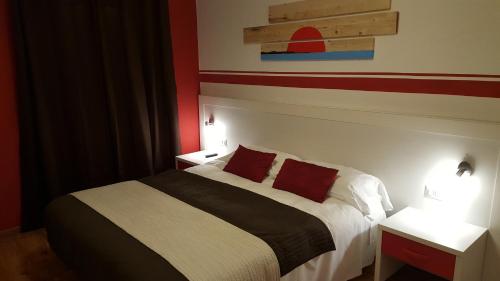 a hotel room with a bed with two night stands at Casa Lady in Garda