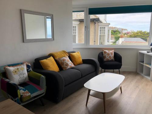 セント・アイヴスにあるDixies View - 2 bed apartment - Central St Ivesのソファと椅子2脚のあるリビングルーム