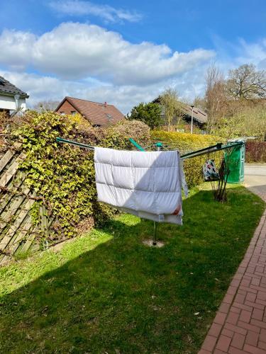 a towel hanging on a clothes line in a yard at Ferienwohnung Ostseefeuer in Eutin