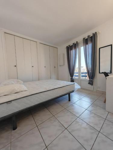 une chambre avec un lit et une grande fenêtre dans l'établissement La Dolce Vita, à Marseillan