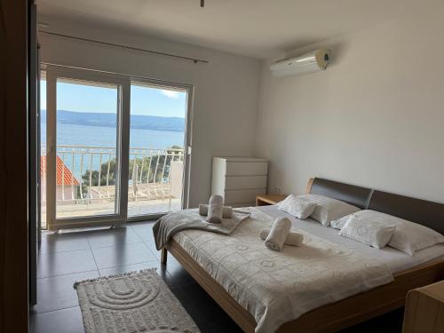 a bedroom with a bed with a view of the ocean at Apartment Marino 2 in Duće