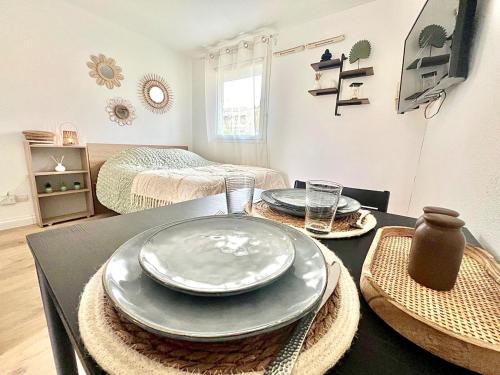 - une salle à manger avec une table et des assiettes dans l'établissement Le Petit Vaucluse Parking Wi-Fi, à Avignon