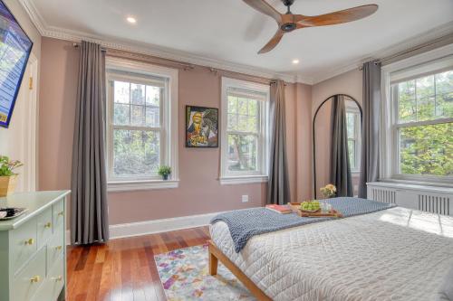 Katil atau katil-katil dalam bilik di 4 bedroom, 2 bath, King Beds, Outdoor Space, Grill, Parking, Near Prospect Park