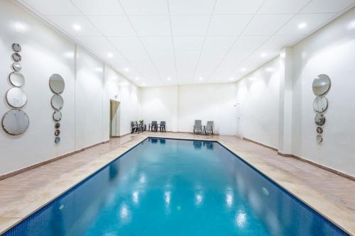- une piscine intérieure d'eau bleue dans une chambre dans l'établissement Appartement élégant et cosy, à Marrakech