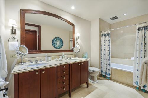 Baðherbergi á Panoramic Ocean Views At Wailea Beach Villas M511!