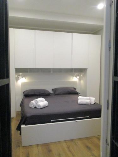 1 dormitorio con 1 cama grande y armarios blancos en TheLozzasHome, en Génova
