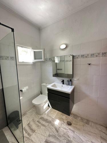 Koupelna v ubytování Ikidiki Beach Villa