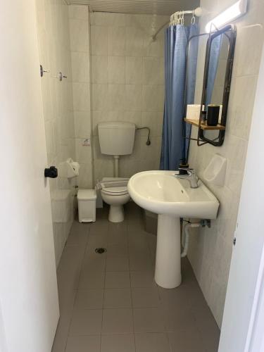 Ένα μπάνιο στο Astra Hotel Apartments 