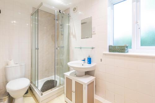 un bagno con doccia, WC e lavandino di The Vogue Stay, 3 Bedrooms, 2 bathrooms, Ideal for JR & Oxford Hospitals, FREE CarPark, Conveniently located for Ring Road access, 2 miles from Oxford City Centre easy car & bus route a Oxford