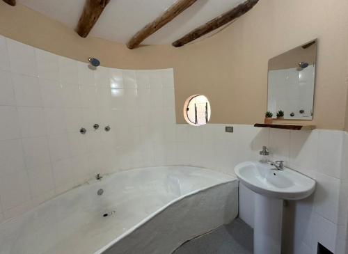 biała łazienka z wanną i umywalką w obiekcie Spacious Studio in Prime Area with Views and Top Wifi w mieście Písac