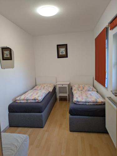 a room with two beds in a room at Ferienwohnung J10, Playmobil Funpark Zirndorf Nürnberg in Zirndorf