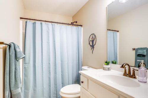 a bathroom with a toilet and a sink at 8 Mi to Ark Encounter Family Home with Deck and Grill in Dry Ridge