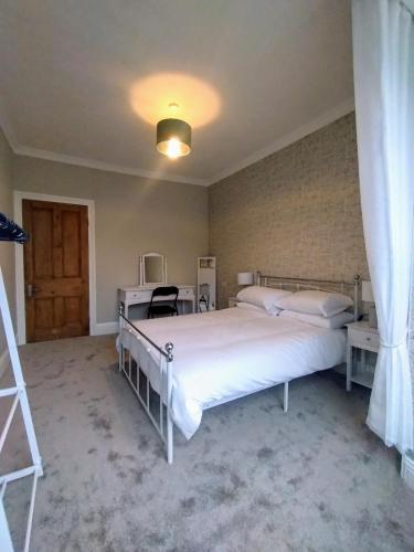 Ένα ή περισσότερα κρεβάτια σε δωμάτιο στο large 4 bedroom
