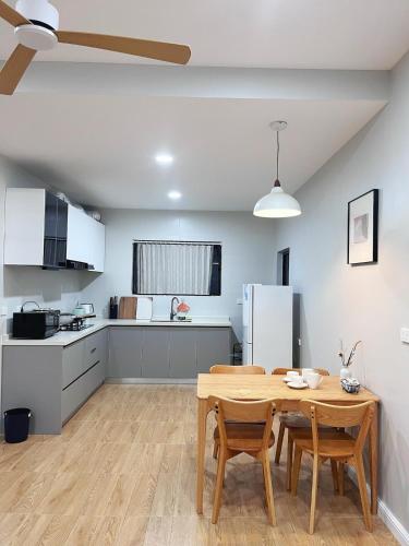 ナンディにあるNadi Vivi Apartmentsのテーブルと椅子のあるキッチンとダイニングルーム