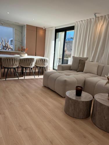 Appart 'COSY avec Piscine Chauffée Privée في صالون دو بروفانس: غرفة معيشة بها أريكة وطاولة