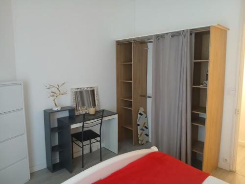 - une chambre avec un bureau, un lit et un placard dans l'établissement Bel appartement pour vos séjours sur la côte, à Nice