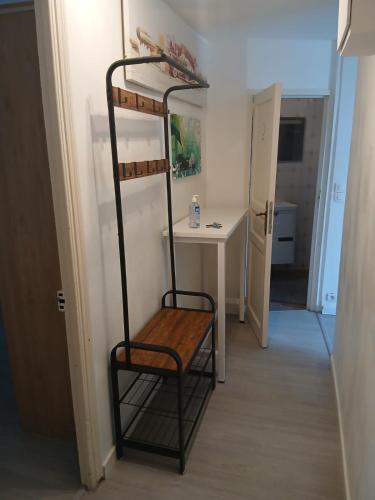 une pièce avec une étagère avec un bureau et une chaise dans l'établissement Bel appartement pour vos séjours sur la côte, à Nice