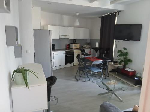 une cuisine et un salon avec une table et des chaises dans l'établissement Bel appartement pour vos séjours sur la côte, à Nice