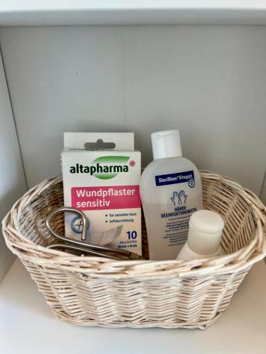 a basket of bathroom products sitting on a shelf at Ferienwohnung Ostseefeuer in Eutin