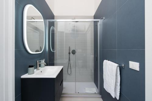 Un baño con ducha con lavabo y espejo. en Alida Rooms, en Roma