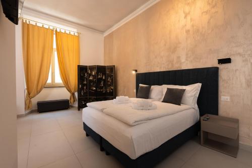 Un dormitorio con una cama grande con cabecero negro. en Alida Rooms, en Roma