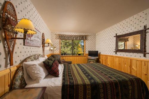 Un dormitorio con una cama y un televisor. en Ultimate Lakeview Lodge and ON THE LAKE! with a Hot-Tub!, en Big Bear Lake