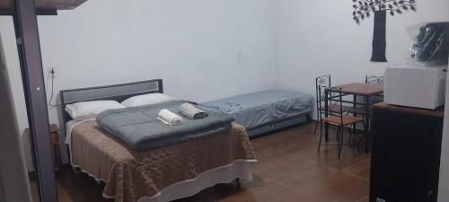 Een bed of bedden in een kamer bij Hospedaria Dona Clara