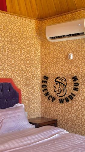 Ένα ή περισσότερα κρεβάτια σε δωμάτιο στο Regency Wadi Rum