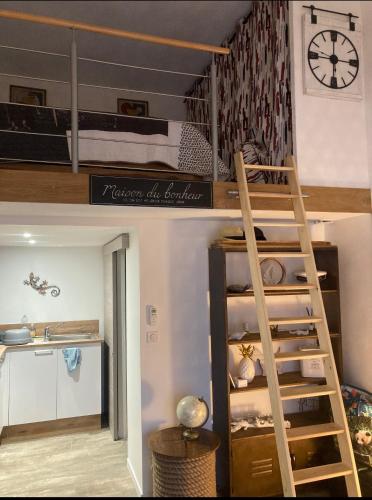 - deux photos d'une chambre avec des lits superposés dans l'établissement La maison du bonheur, à Leucate-Plage