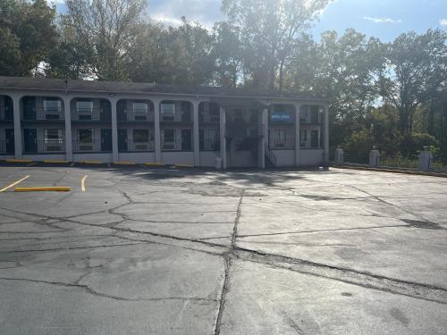 a building with a lot of windows in a parking lot at Motel 6 Vicksburg, MS in Vicksburg