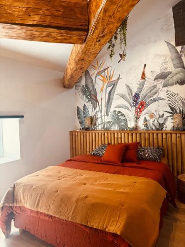 - une chambre avec un grand lit et une fresque murale dans l'établissement Calme et reposant en hypercentre, à Romans-sur-Isère