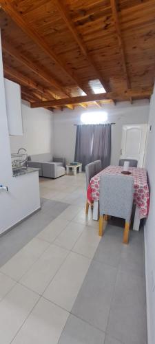 a dining room with a table and chairs in a room at Apartment for 2 people - Erezcano two in Adrogué