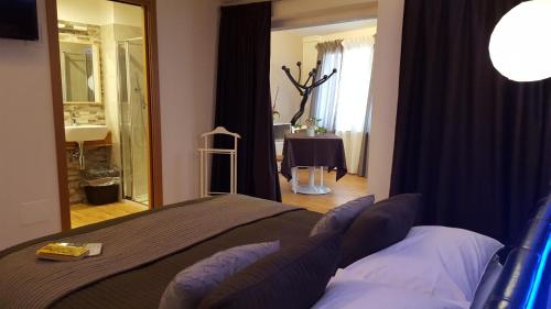 a bedroom with a bed and a large mirror at Casa Lady in Garda