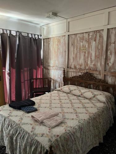 a bedroom with a bed with two towels on it at El Refugio House in Maipú