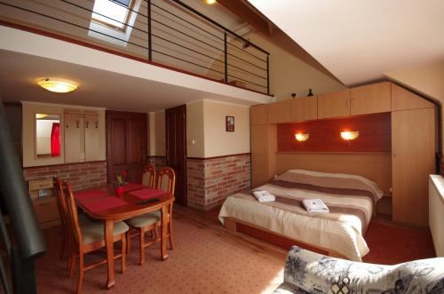 Posteľ alebo postele v izbe v ubytovaní Gyulai Brill Apartman