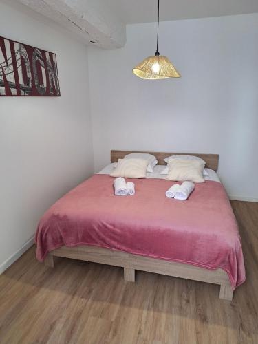 une chambre avec un lit avec deux serviettes dessus dans l'établissement Notre Dame 2 - Entrée privative - Indépendant - 50m bords de Loire - Hypercentre, à Orléans