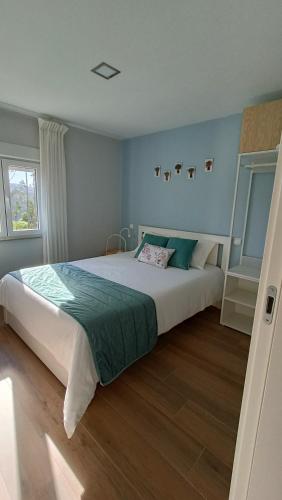 a bedroom with a large bed in a room at Casa Davó Cinda in Paredes de Coura
