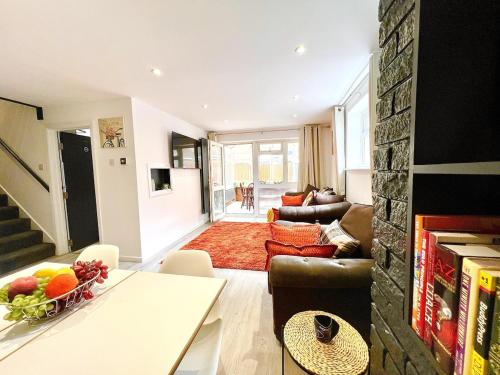 a living room with a couch and a table at 4 Bedroom Detached Hse, 102 sq mtrs, with 2 Bathrooms, 3 Toilets and Free Parking in Hemel Hempstead