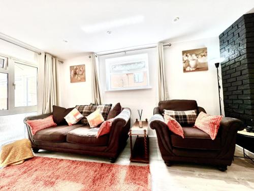 a living room with a couch and two chairs at 4 Bedroom Detached Hse, 102 sq mtrs, with 2 Bathrooms, 3 Toilets and Free Parking in Hemel Hempstead
