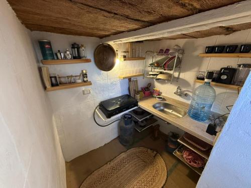 Una pequeña cocina con fregadero y encimera. en بيت رقية, en Siwa