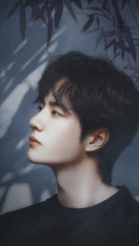 Un joven de cabello negro parado frente a una pared. en Lucy's house, en San Antonio