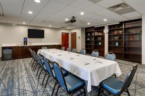 a conference room with a long table and chairs at Holiday Inn Express Hotel & Suites- Gadsden by IHG in Gadsden