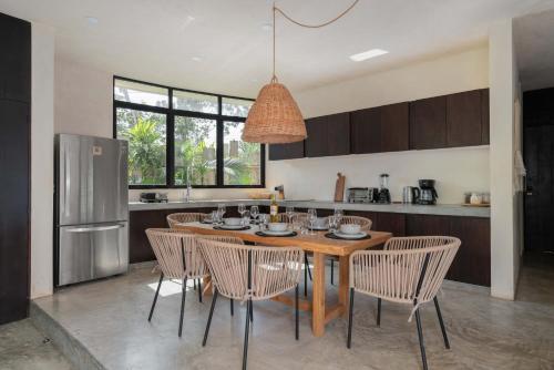 Kuchyň nebo kuchyňský kout v ubytování 2 Bohemian Bliss Villas-2 Pv Pool-Concierge 1A-1B