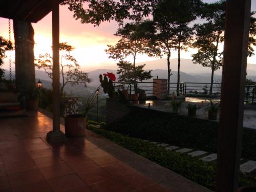 a view of the sunset from a house at Finca Hotel Villa Ilusión in Pereira